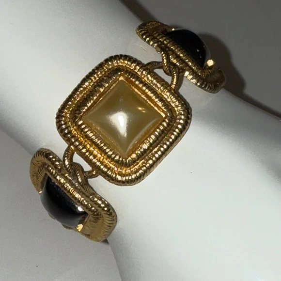 Vintage Elegant Gold and Black Bracelet - Picture 1 of 6